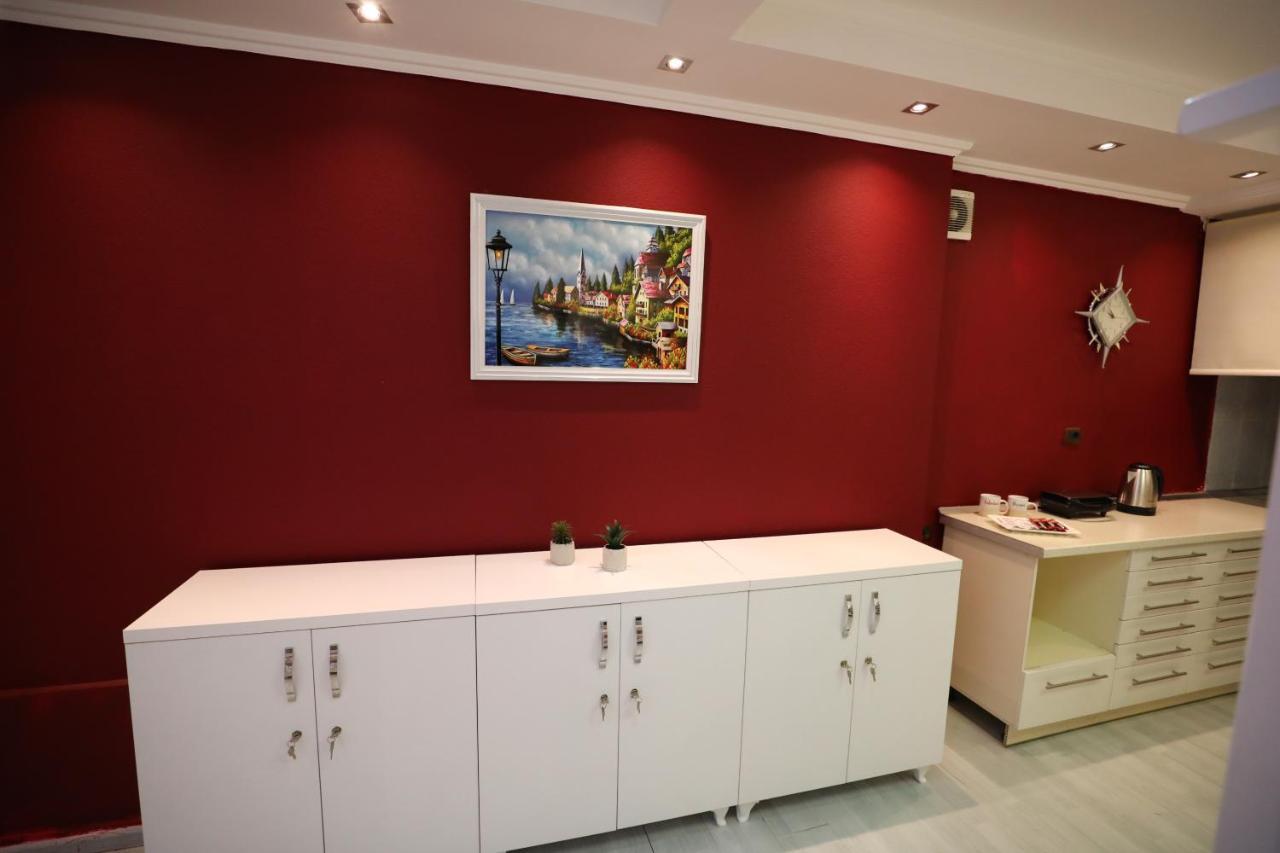 Little Corner Hostel Тирана Экстерьер фото